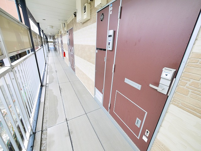 ロイヤルSK指柳のエントランス|玄関前廊下