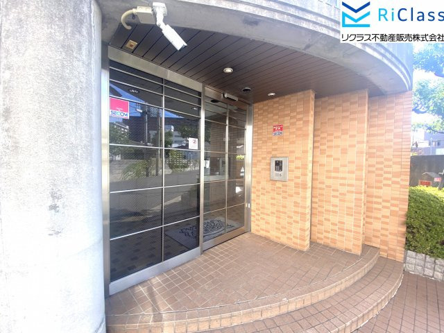 ライオンズマンション鷹取のエントランス|清潔なオートロック付きエントランスです