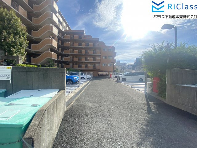 ライオンズマンション鷹取の駐車場