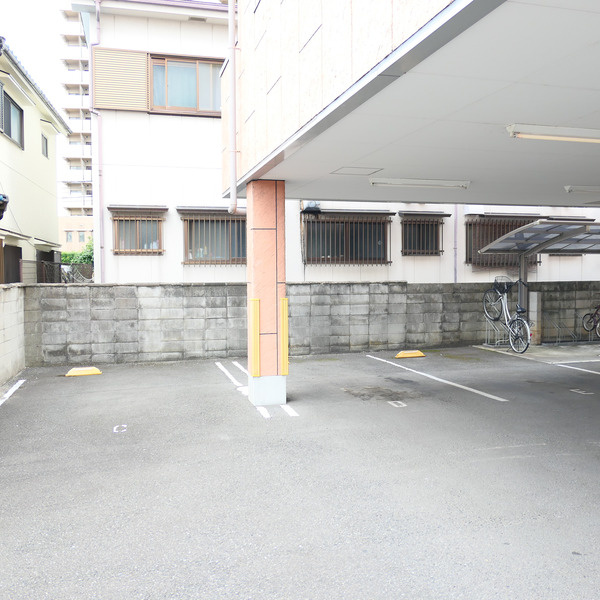 BRVEGHELの駐車場
