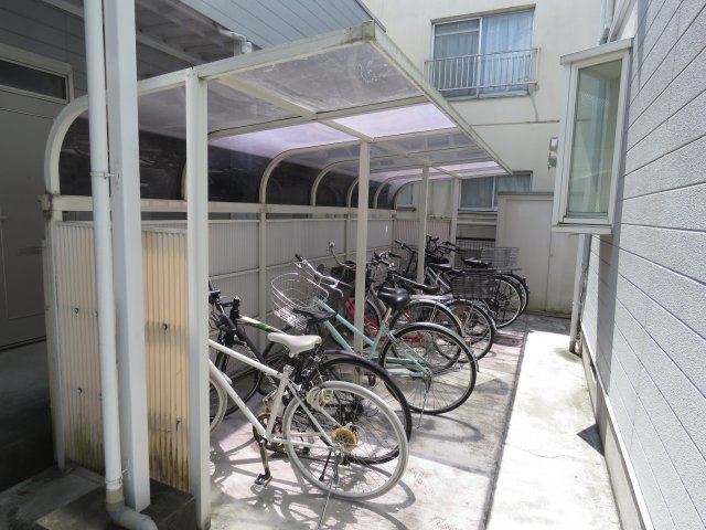 クレスト田町Aのその他共用部分|屋根付き駐輪場