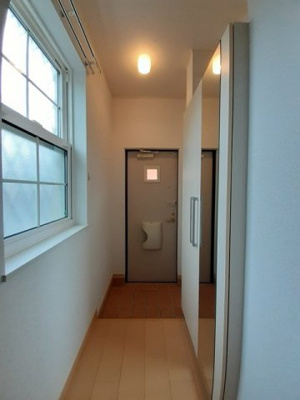 【玄関】 | ラフレシール | 明るい玄関です