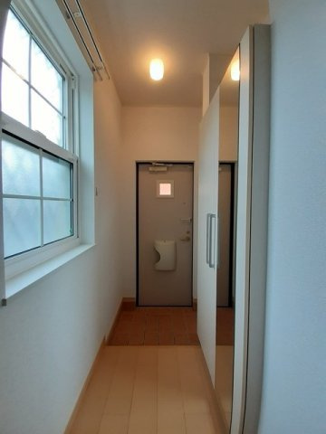 【玄関】 | ラフレシール | 明るい玄関です