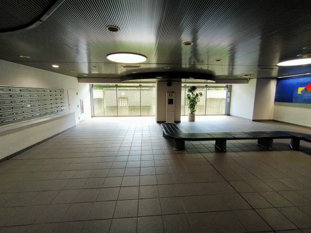 シティコーポ鴫野２号棟のエントランス|エントランスは広々としており、きれいに保たれています。