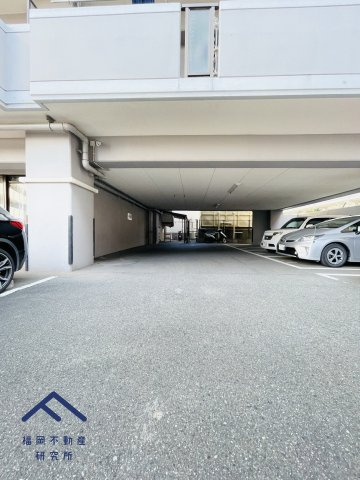 アンピール箱崎東の駐車場