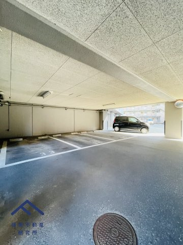 アンピール箱崎東の駐車場