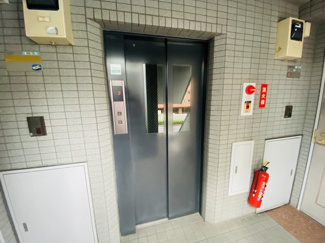 【その他共用部分】 | お買い物時やベビーカーの出し入れに便利なエレベーター付です。