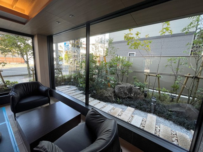 【ロビー】 | ポレスター松本大手ノースレジデンス | エントランスホールを囲うように植栽を設けてあり開放感を高めます。