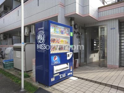 【エントランス】 | スカイハイツピオラ | エントランス前にちょっと便利な自動販売機があります。