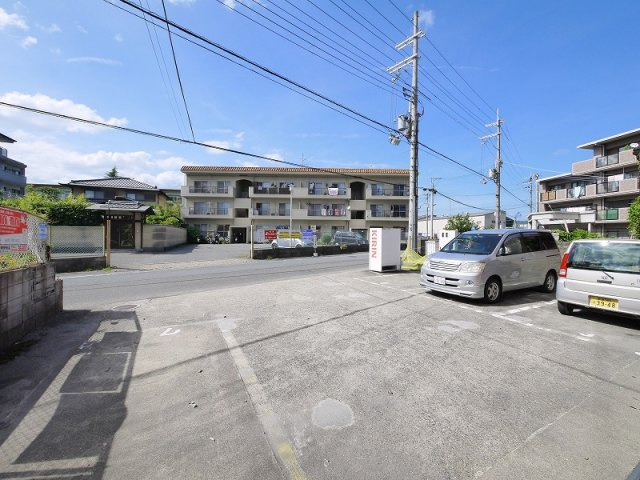 ジュネス神殿の駐車場|駐車場があります