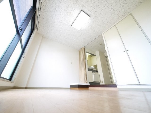 ジュネス神殿の居間・リビング|こちらの居間で趣味の時間をお楽しみください
