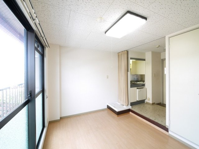 ジュネス神殿の寝室|広くて明るい寝室