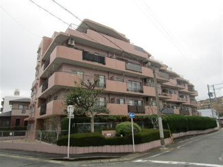 【外観】 | 徒歩3分のバス停から出ているバスで西鉄平尾駅まで直行できます。徒歩圏内にスーパーやドラッグストア等の買い物施設が充実しているので、毎日のお買い物も便利です