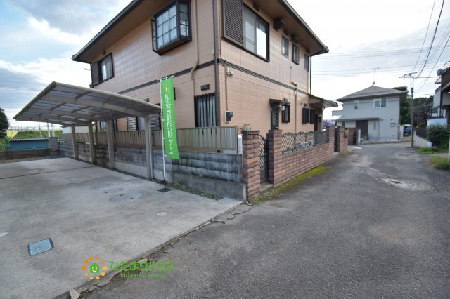 桶川市川田谷　中古一戸建ての前面道路含む現地写真