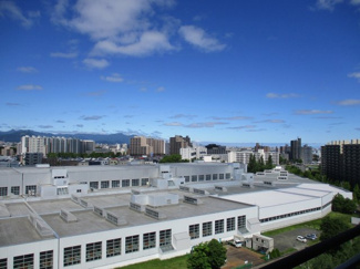 【展望】 | ●山並みを望む眺望
●リビング目の前は、車両基地につき日当たりを遮る建物がなく解放感有り