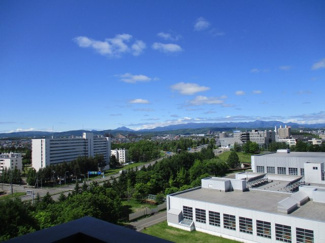 【展望】 | ●バルコニーからは、厚別公園競技場を望む眺望