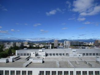 【展望】 | ●山並みを望む眺望
●リビング目の前は、車両基地につき日当たりを遮る建物がなく解放感有り