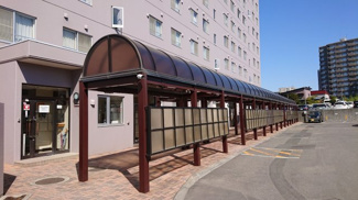 【外観】 | ●共用玄関前にカバードウォークを設置