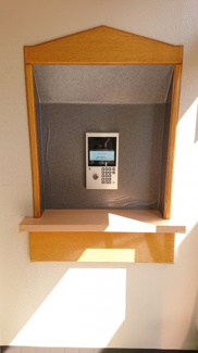 【エントランス】 | ●防犯対策にも適、エントランスの来訪者を室内から確認出来るTVモニター付オートロックシステム