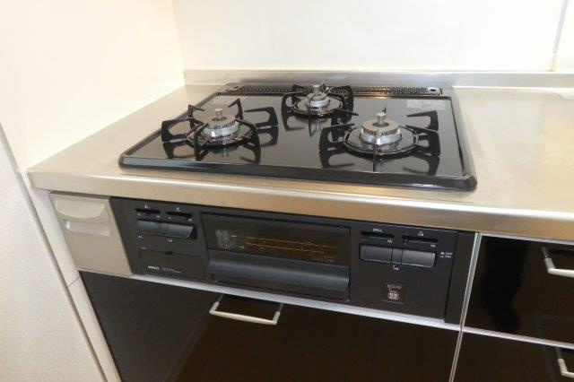 グランマストティアラＡのキッチン|３口ガスコンロ