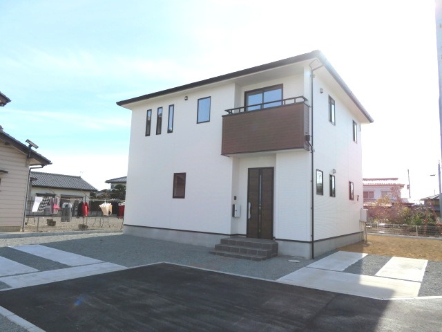 玉村町5期（全4棟）3号棟の外観|ナチュラルで飽きの来ないデザインは流行に左右されない家の形です。外構も綺麗に仕上がっています(^▽^)/
