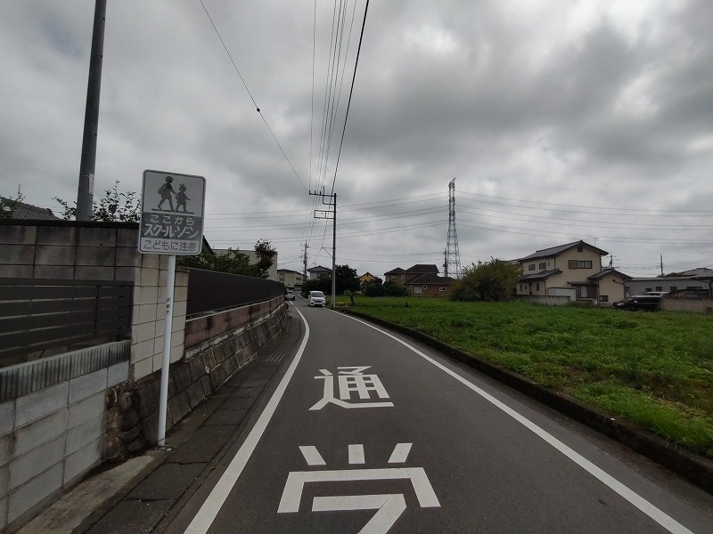 高崎市菊地町売地 E区画の前面道路含む現地写真