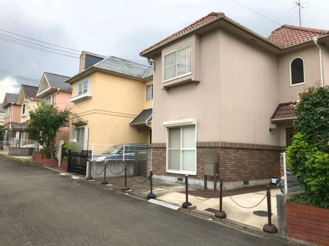 岸和田市上松町の中古一戸建の前面道路含む現地写真