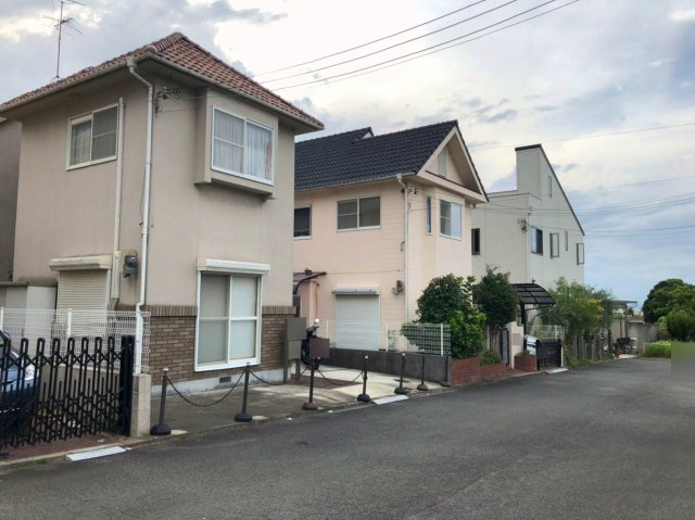 岸和田市上松町の中古一戸建の前面道路含む現地写真