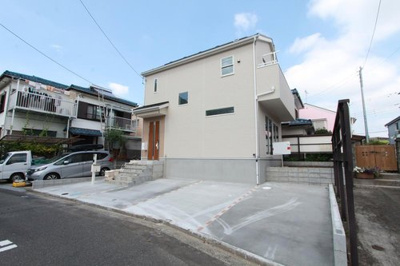 【前面道路含む現地写真】 | ■カースペース２台！広々お庭付き■陽当たり良好な新築！藤沢市下土棚 | 隣地との距離を保てたゆったり配置です＼(^o^)／カースペース２台分ございますので、普段使い・来客時でも対応できます！