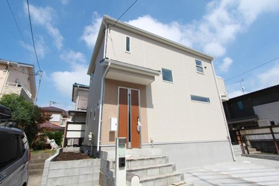 【外観】 | ■カースペース２台！広々お庭付き■陽当たり良好な新築！藤沢市下土棚 | ホワイトを基調としたシンプルで爽やかな外観です('ω')