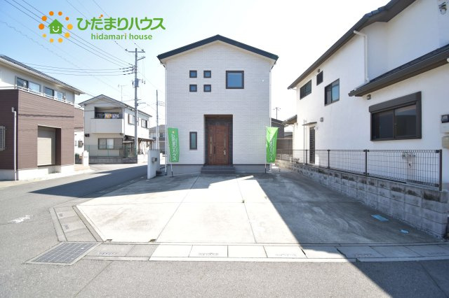 桶川市坂田西3丁目　中古一戸建ての駐車場|３台以上駐車可能な大きな駐車場！！