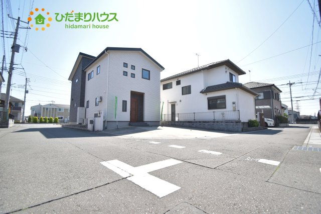 桶川市坂田西3丁目　中古一戸建ての前面道路含む現地写真