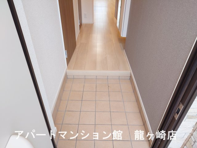 グランディールの玄関|※写真は102号室を使用