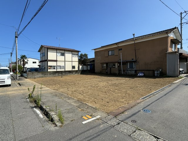 錦町作鞍　74坪　更地渡しの前面道路含む現地写真