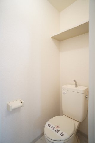 ポナール.シャトレ.Ｔ.Ｍ.のトイレ|トイレ上部に収納棚あり