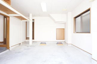 【駐車場】 | ゆったりサイズのビルトイン型の車庫です。玄関や廊下に接続できます。