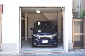 【駐車場】 | ゆったりサイズのビルトイン型の車庫は、ミニバンもゆったり入ります。