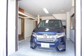 【駐車場】 | ゆったりサイズのビルトイン型の車庫は、ミニバンもゆったり入ります。