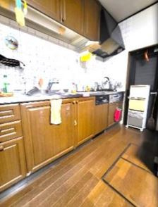 【キッチン】 | 宝塚市桜ガ丘中古戸建 | LDKは約１１．５帖です♪システムキッチンです！足元には床下収納が設けられており、食品などのストック場所として重宝しますね(^^)