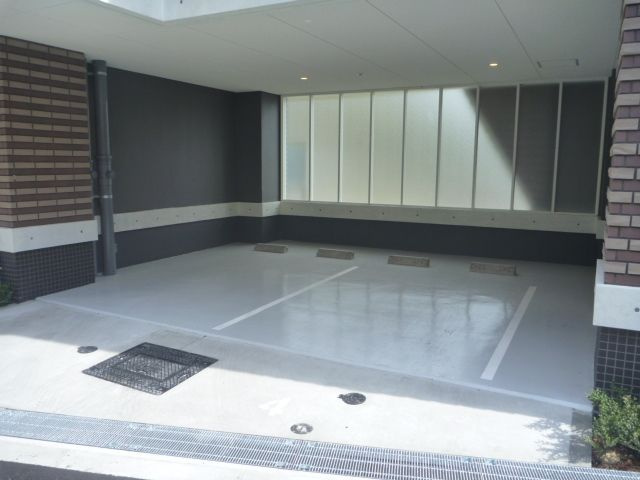 セイワパレス玉造駅前　BRAVI不動産の駐車場|【セイワパレス玉造駅前】車をお持ちの方に嬉しい駐車場付きの物件です