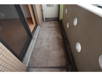 【バルコニー】 | グランドゥール高峰 | 外からの目が気にならないバルコニーで洗濯物が干せます