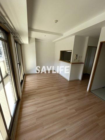 大阪市鶴見区鶴見３丁目の賃貸マンションの居間・リビング