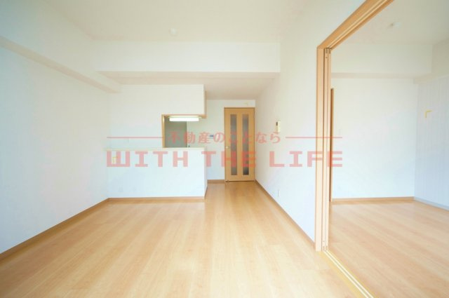 メゾンクラウン大手山【キャッシュバック対象物件】の居間・リビング|こちらのリビングで趣味の時間をお楽しみください