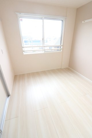フローラ高田の洋室