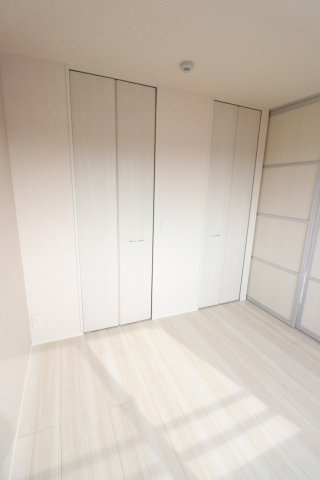 フローラ高田の洋室