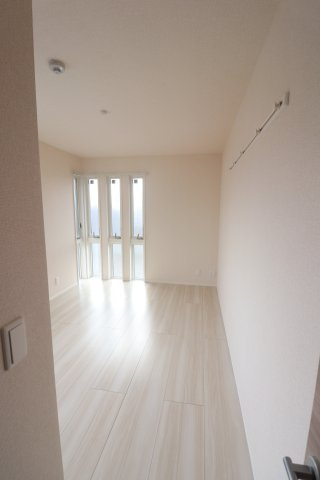 フローラ高田の洋室