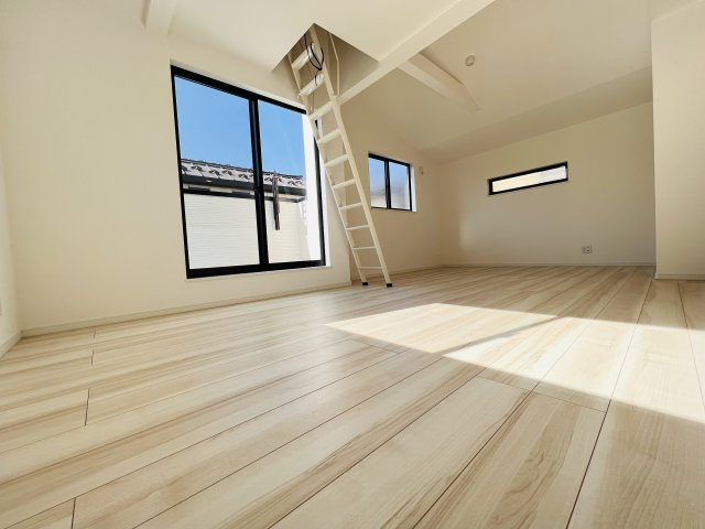 越谷市上間久里戸建の居間・リビング