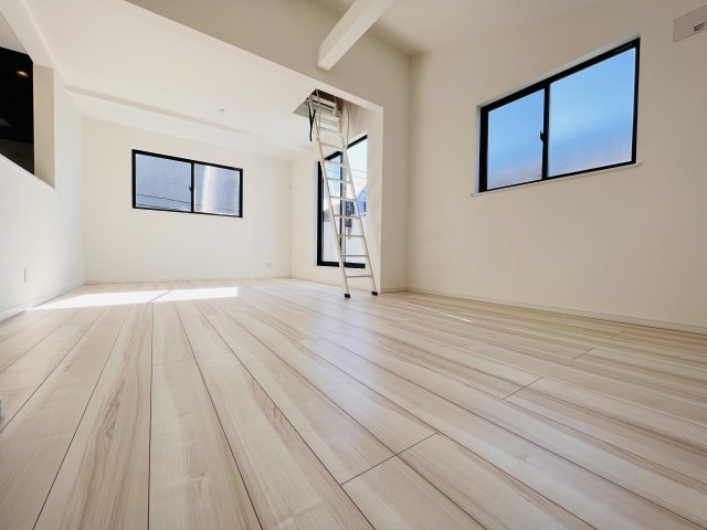 越谷市上間久里戸建の居間・リビング