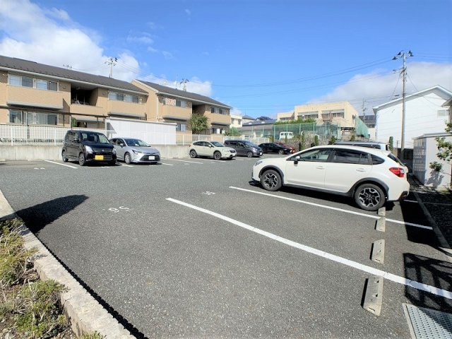 イーストヒルズ高松の駐車場