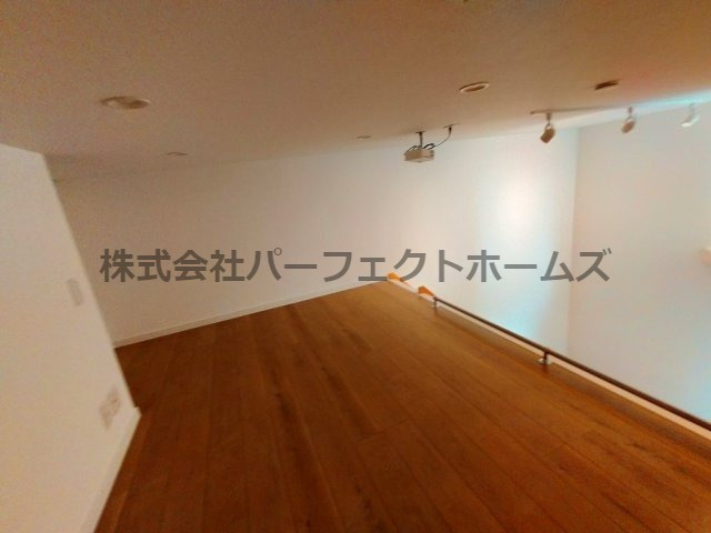 F8石津の内装|ロフトから上映会を楽しんでください！